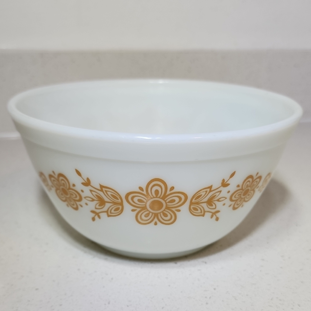 Vintage PYREX by Corning 1 1/2 QT Butterfly Floral